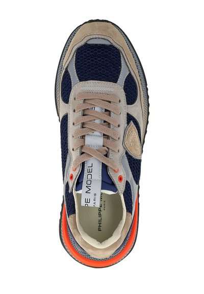 Sneaker in rete blu navy con dettagli in suede beige, pannelli laterali grigi, dettaglio arancione sul tallone e lacci beige. L'etichetta recita "Philipp Model Paris."