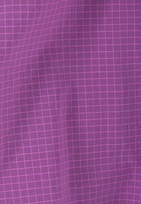 Lila Stoff mit einem Gittermuster, das dünne pinke Linien aufweist. Die Textur wirkt glatt und leicht mit einem leichten Glanz.