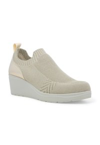Sneaker wedge beige con tomaia in maglia, motivi testurizzati e pannello posteriore liscio. Dotato di linguetta per un facile indossamento e suola in gomma.