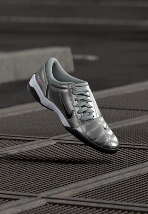T90 - Joggesko - metallic silver-coloured/black/university red/white