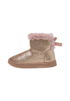 Stivaletto glitterato rosa con rifinitura in finta pelliccia, punta rotonda e un nastro decorativo sul retro. Texture morbida e suola di colore chiaro.