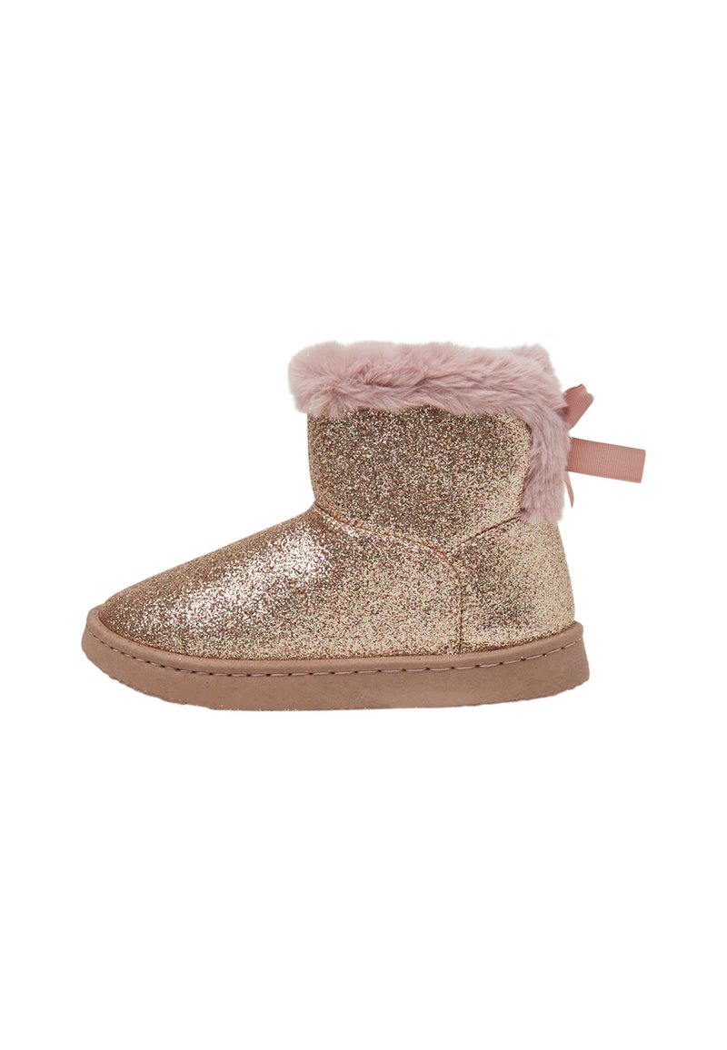 Stivaletto glitterato rosa con rifinitura in finta pelliccia, punta rotonda e un nastro decorativo sul retro. Texture morbida e suola di colore chiaro.