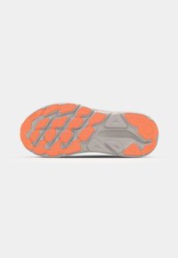 Suola di scarpe da jogging con una base in gomma leggera grigia texturizzata, dotata di vivaci tasselli arancioni per la trazione e scanalature pattern per una migliore aderenza.