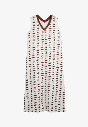 Biała sukienka bez rękawów w serek, z brązowym wzorem w kropki na całej powierzchni i kontrastowym brązowym wykończeniem wzdłuż dekoltu.