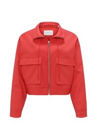 Veste rouge courte avec fermeture éclair avant, deux grandes poches à rabat, cordons près du col et manches longues.