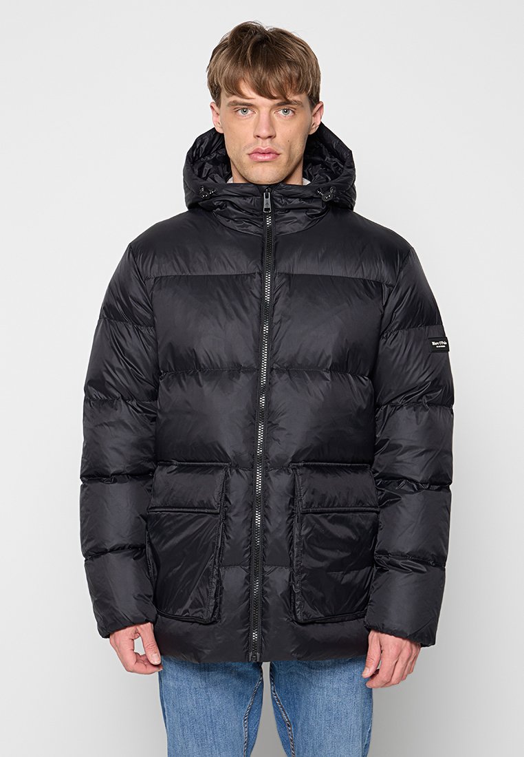 Schwarze Steppjacke mit Reißverschluss vorne, Kapuze und zwei Fronttaschen. Der Stoff hat eine glatte, glänzende Textur mit gesteppten Abschnitten.