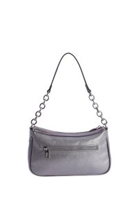 Bolso de mano metálico gris con una superficie texturizada, forma slim, compartimento superior con cremallera y una correa decorativa de cadena.