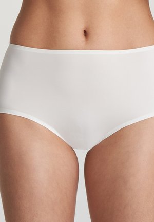 Sous-vêtements hipster blancs en tissu lisse et extensible, avec une ceinture douce et des bords sans couture pour un port confortable.