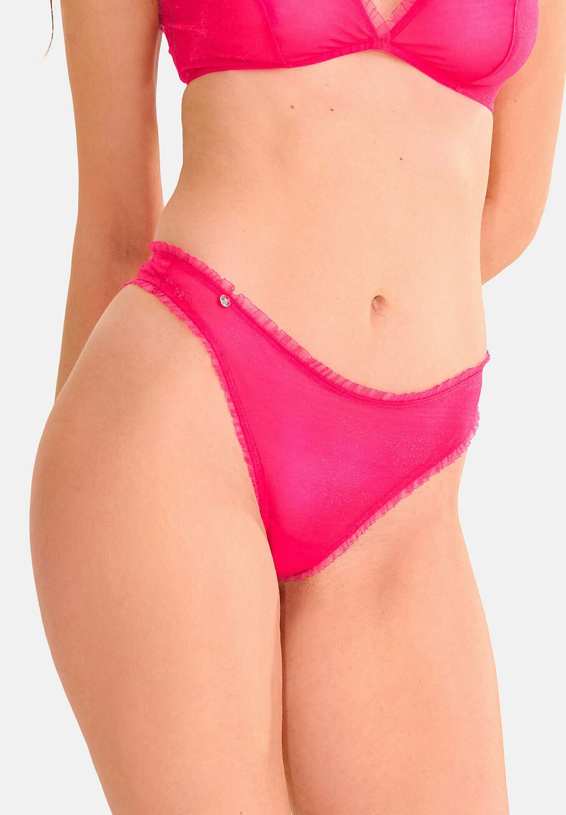 Sous-vêtements roses transparents avec des bords froncés et un petit accent décoratif sur le côté. Tissu doux au toucher lisse.