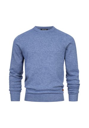 Kék kötött pulóver kerek nyakkal, bordás mandzsettákkal és szegéllyel. Finom textúrával és egy kis logóval rendelkezik az alsó részen.
