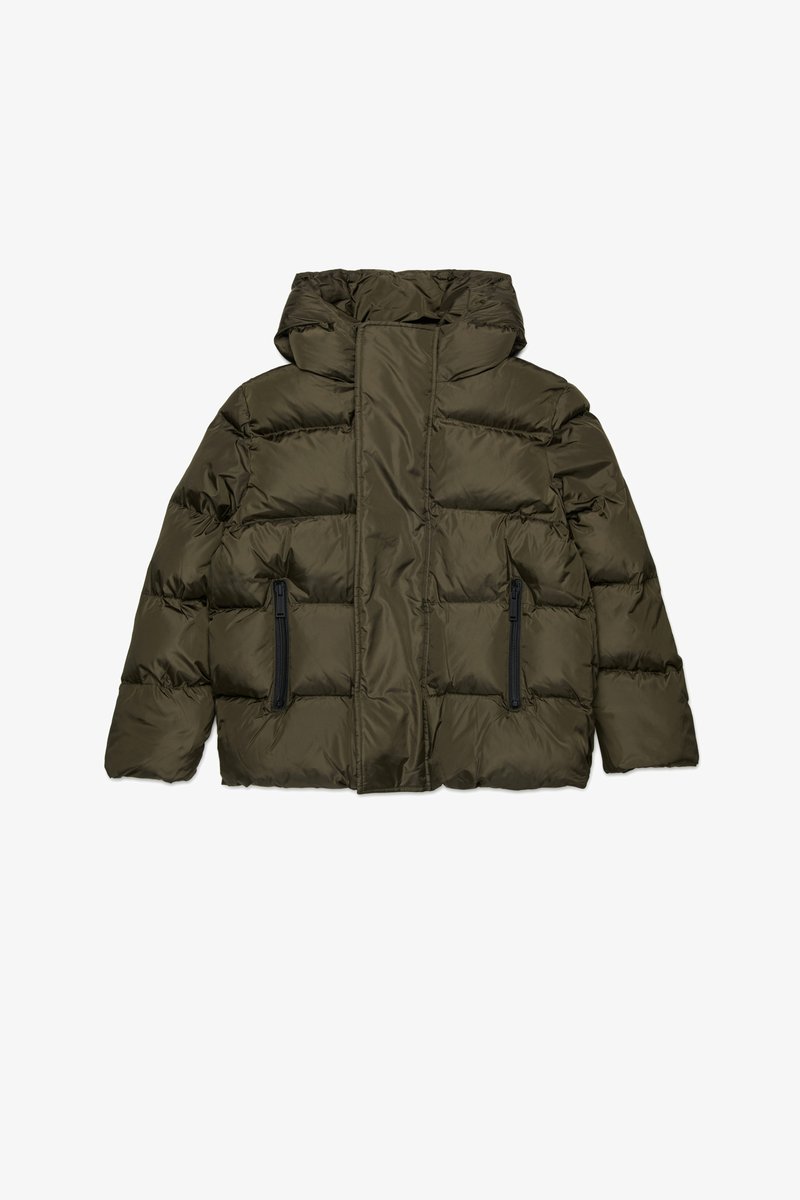 Gestepptes, mit Kapuze versehenes Jacket in Olivgrün mit glänzenden Finish. Verfügt über zwei zippered Fronttaschen und ein gerades Design.