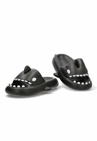 Chanclas de goma negras con diseño de tiburón, que presentan dientes y ojos blancos, forma moldeada con una aleta dorsal elevada. Textura suave.