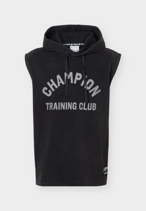 Μαύρο φούτερ χωρίς μανίκια με κείμενο "Champion Training Club" στο μπροστινό μέρος και κορδόνια στο καπό, εμφανίζεται σε απλό φόντο.