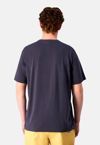 Mørkeblå bomulds t-shirt med korte ærmer, rund hals og afslappet pasform. Glat tekstur med minimale syninger, ingen synlige designdetaljer.