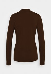 Brązowa koszula z długim rękawem i wysokim kołnierzem. Miękka, rozciągliwa tkanina o gładkiej fakturze, bez widocznych wzorów ani akcentów.