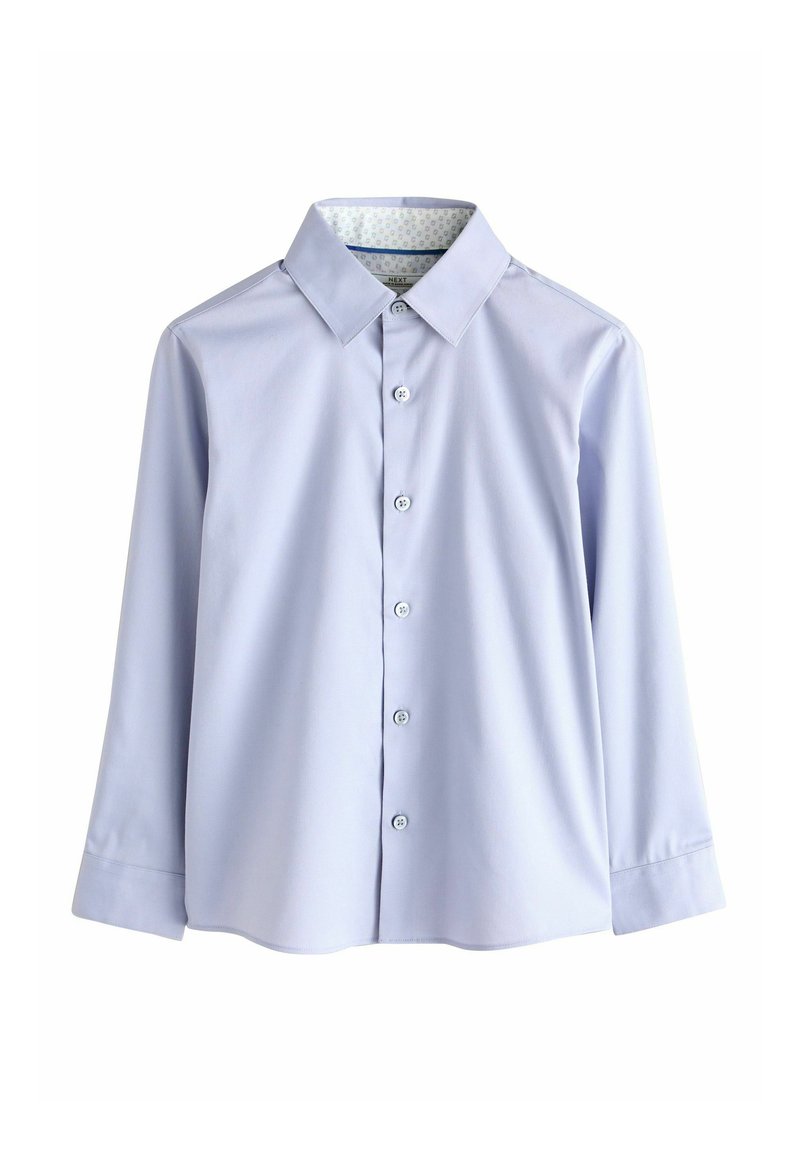 Camisa de manga larga color azul claro con cuello y seis botones frontales, con un forro interno estampado en el escote.