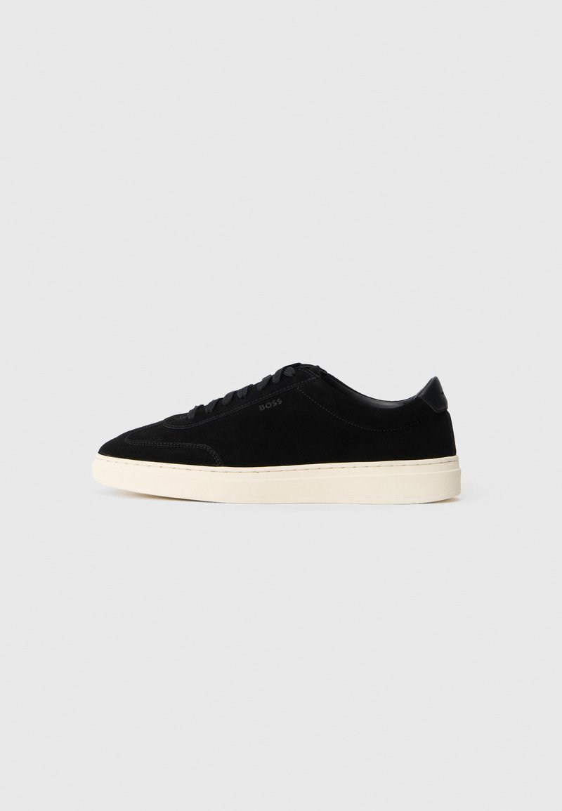 Svart lav topp semsket sneaker med svarte snorer, hvit såle, og subtil "BOSS" logo på siden, vist i profil.