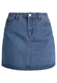 Džínová sukně v tmavě modré barvě s vypasovaným pasem, zapínáním na knoflík a předními kapsami. Má rovný střih a detaily s třepením na lemu.