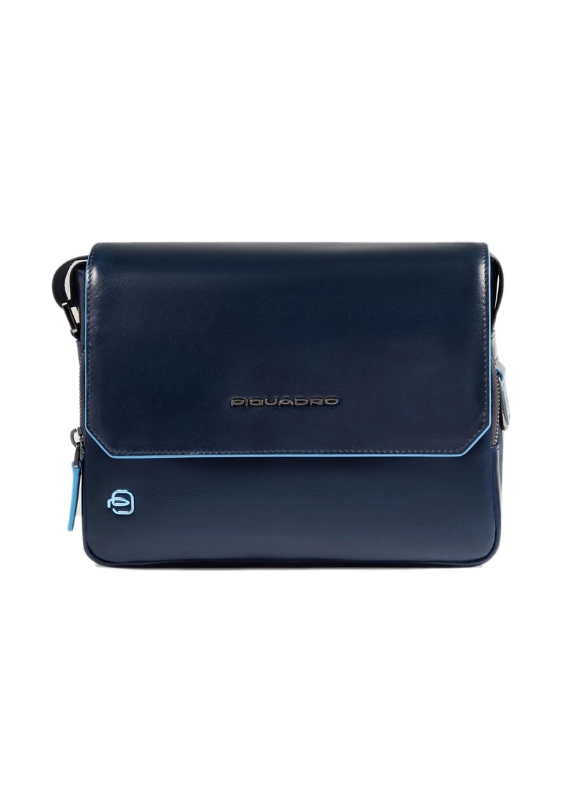 Blaue Leder-Umhängetasche mit Klappverschluss, die einen kontrastierenden hellblauen Rand und ein metallisches Logo-Detail auf der Vorderseite aufweist.