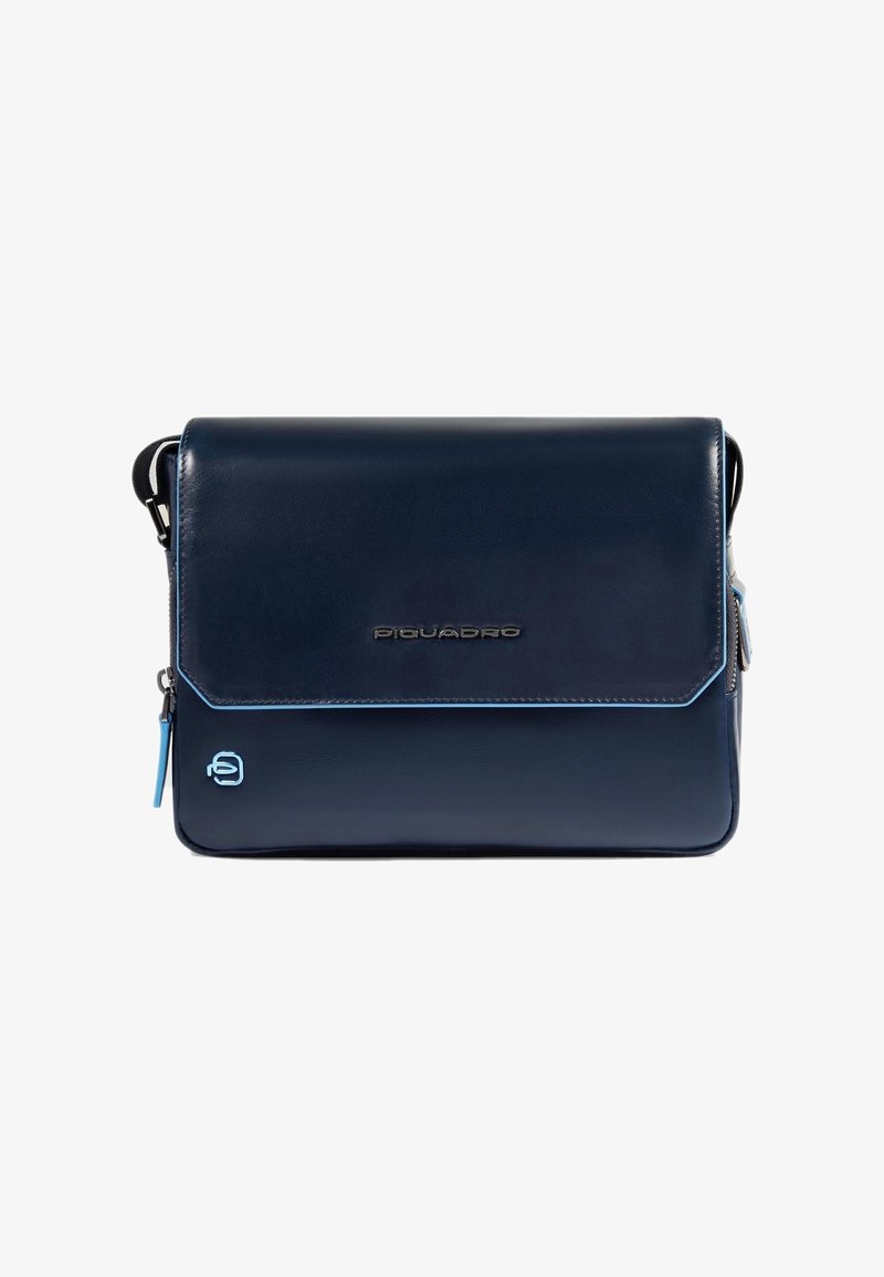 Blaue Leder-Umhängetasche mit Klappverschluss, die einen kontrastierenden hellblauen Rand und ein metallisches Logo-Detail auf der Vorderseite aufweist.