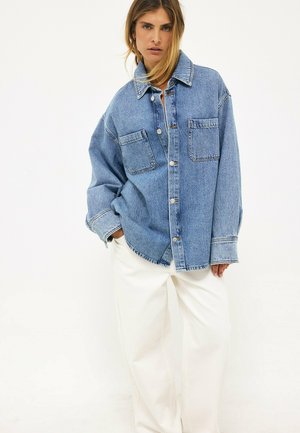 NA-KD, OVERSIZED DENIM SHIRT - Overhemdblouse - light blue