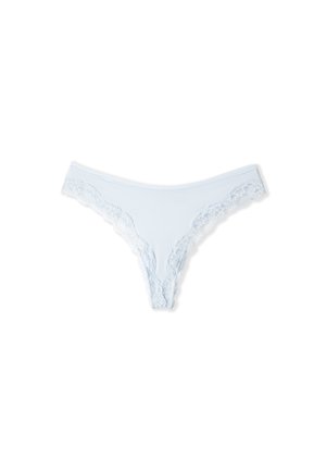 Hellblaue Damen-String-Unterwäsche mit floraler Spitze entlang der Ränder, flach auf weißem Hintergrund ausgelegt.