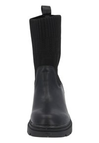 Czarny botek za kostkę z gładką skórzaną cholewką i ribbowanym, dzianinowym wierzchem. Posiada uchwyt z tyłu ułatwiający zakładanie. Gumowa podeszwa.