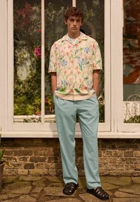 Next SHORT SLEEVE FLORAL - REGULAR FIT - Skjorter - ecru white