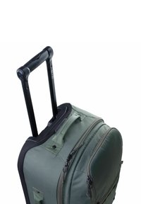 Valigia trolley in tessuto verde scuro con manico nero. Presenta più scomparti con cerniera e un design testurizzato sulla superficie.