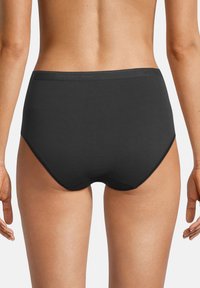 Hochgeschnittene schwarze Baumwollunterwäsche mit glatter Textur, ausgestattet mit einem dehnbaren Bund und ohne sichtbare Nähte für Komfort und nahtlosen Sitz.