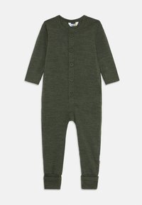 Myk oliven grønn langermet baby romper med frontknapper og brettbare mansjetter, strikket av lett stoff.