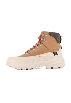 Botte de randonnée marron avec une tige haute, lacets orange, œillets en argent et une semelle épaisse de couleur crème avec des motifs texturés pour l'adhérence.