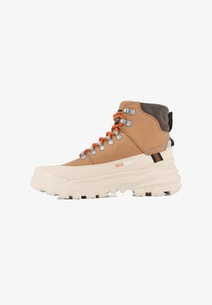 Braune Wanderschuhe mit hohem Knöchel, orangen Schnürsenkeln, silbernen Ösen und einer dicken, cremefarbenen Sohle mit strukturierten Mustern für besseren Grip.