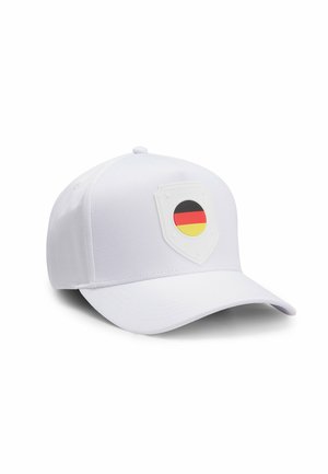 Witte honkbalpet met een schildembleem met de kleuren van de Duitse vlag zwart, rood en geel op het voorpaneel.