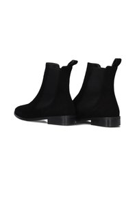 Zwarte suède enkellaarsjes met elastische zijpanelen, ronde neus, trekflappen en een lage gestapelde hak. Glad textuur, minimalistisch ontwerp.