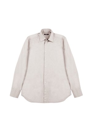 Camisa de manga larga color beige claro hecha de lino. Presenta un cuello tipo polo y un dobladillo recto con una textura sutil. Seis botones en el frente.