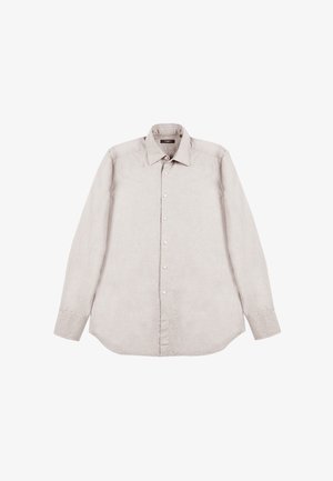 Camisa de manga larga color beige claro hecha de lino. Presenta un cuello tipo polo y un dobladillo recto con una textura sutil. Seis botones en el frente.