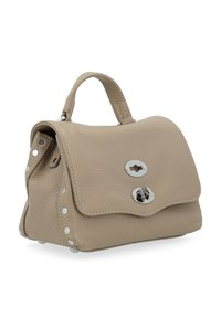Borsa a mano in pelle color carne con finitura texturizzata, dettagli in metallo argentato e chiusura a pattina. Presenta borchie decorative lungo il lato.