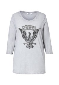 Graues Langarm-T-Shirt mit einem schwarzem, aufgedrucktem Adlerdesign und dem Wort "REBEL" darüber. Weicher Stoff mit einer lockeren Passform.