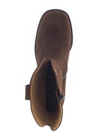 Botte cheville en daim marron avec une fermeture éclair sur le côté, bout arrondi et petit talon. L'intérieur présente une doublure beige et une semelle intérieure rembourrée pour le confort.