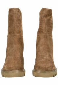 Bottines en daim marron avec une texture lisse, bout arrondi et semelle en caoutchouc. Design simple sans matériel ou accents visibles.