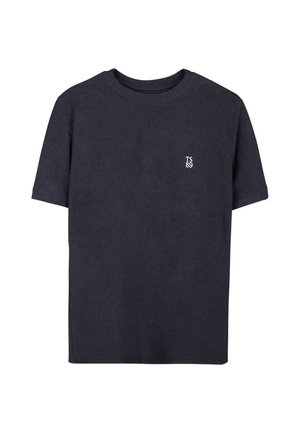 T-shirt noir à manches courtes et col rond avec un petit texte blanc "TS 89" sur le côté gauche de la poitrine, design simple, présenté sur fond blanc.