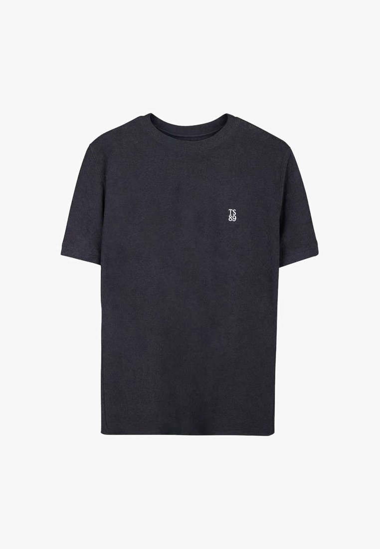 T-shirt noir à manches courtes et col rond avec un petit texte blanc "TS 89" sur le côté gauche de la poitrine, design simple, présenté sur fond blanc.
