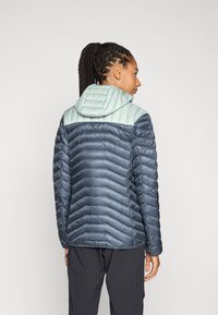 Jachetă puffer de culoare albastră și verde mentă, cu matlasare orizontală, glugă și buzunare cu fermoar. Textură exterioară netedă și material ușor.