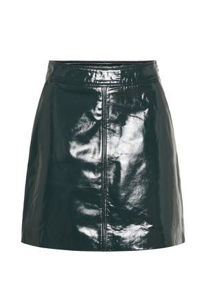 Mini-jupe en simili cuir vert brillant avec une taille ajustée, texture lisse et détails de couture pour une apparence soignée.