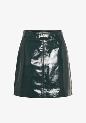 Blizganti žalia dirbtinės odos mini sijonas su prigludusia juosmena, lygiu paviršiumi ir siūlių detalėmis, suteikiančiomis pritaikytą išvaizdą.