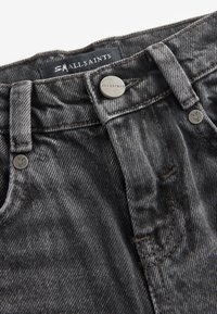 Sortvaskede denimjeans med AllSaints-mærket metal knap og sort stoflabel på det indvendige linning.