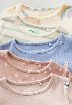 Sæt af fem børns ribbede crewneck-toppe i pastelfarver: stribet grøn, blå med mønstre, lyserød med prikker, grafiske accenter og branding.