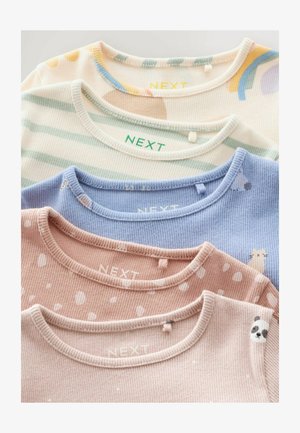 Set od pet dječjih majica s rebrastim okruglim izrezom u pastelnim bojama: prugasta zelena, plava s uzorcima, ružičasta s točkicama, s grafičkim naglascima i brendingom.