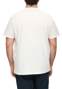 Witte katoenen t-shirt met korte mouwen, een ronde halslijn en een relaxte pasvorm. De achterkant toont een gladde textuur en een eenvoudig ontwerp.